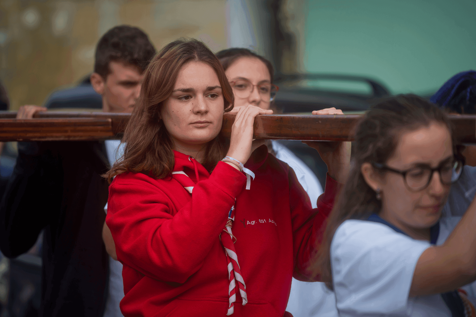 Jovens escuteiros carregam Cruz Peregrina da JMJ