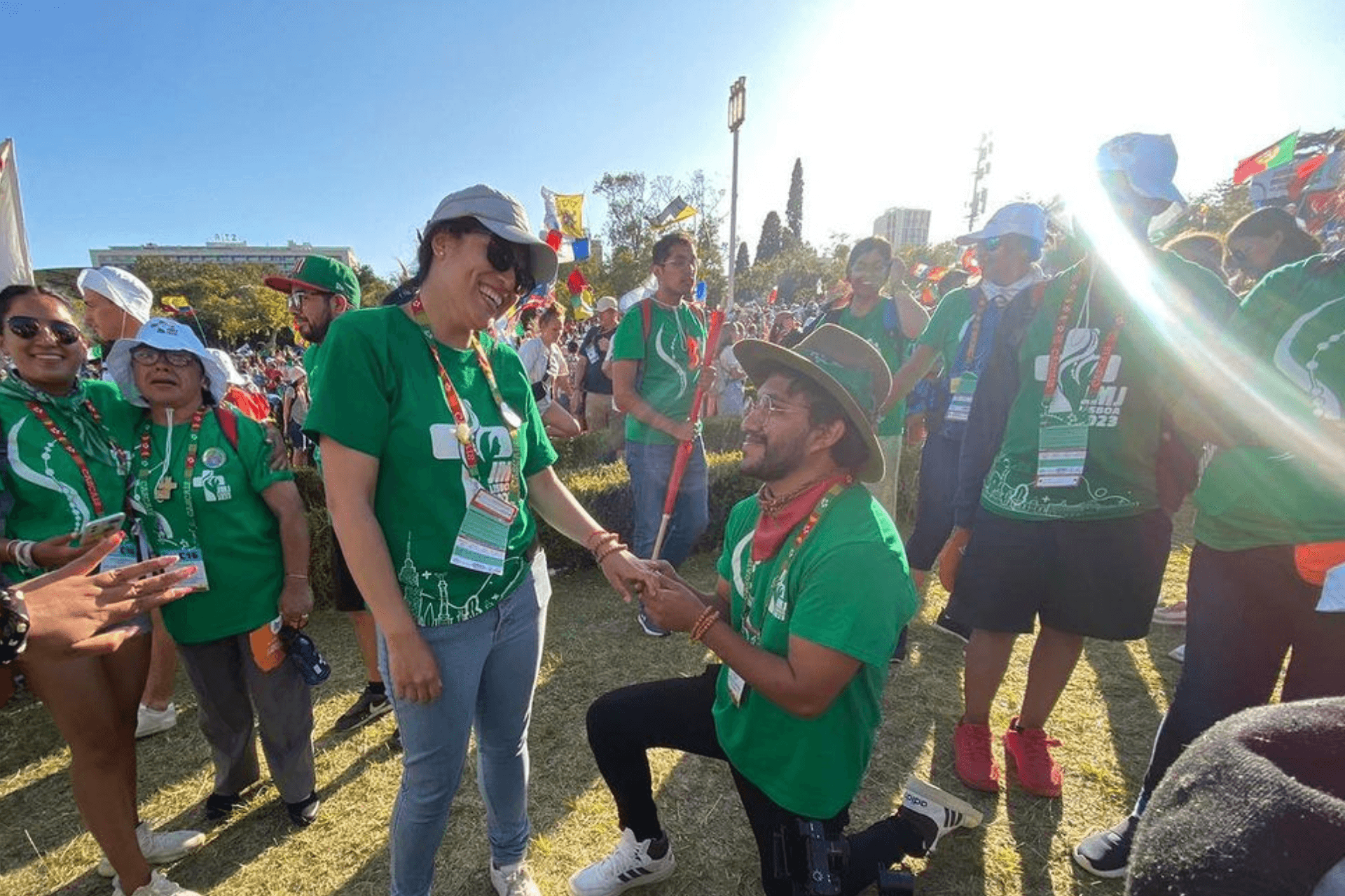 Imagen destacada del artículo: La alegría del matrimonio vivida por los peregrinos de la JMJ Lisboa 2023