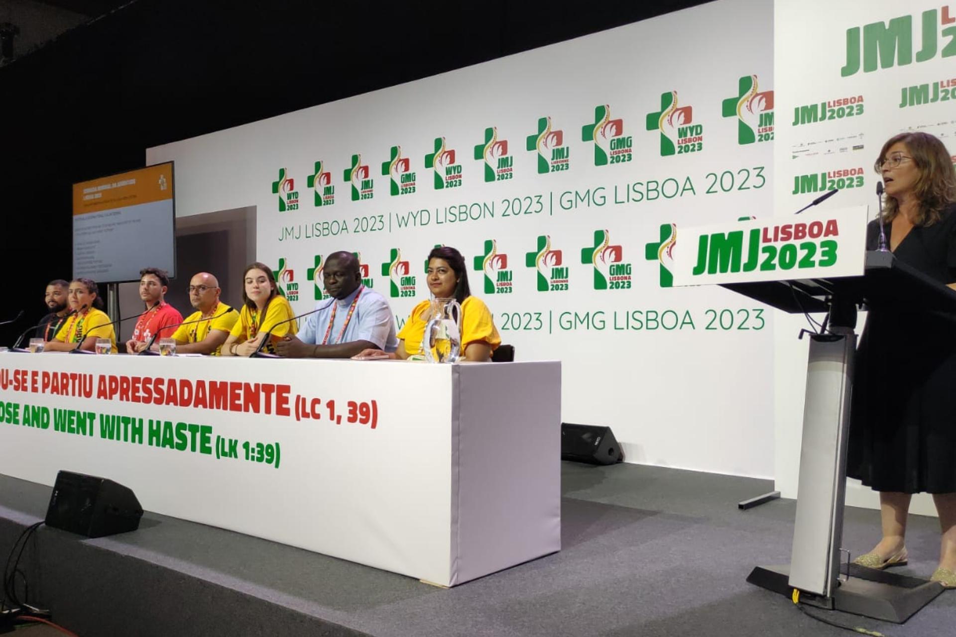 Imagen destacada del artículo: Voluntarios nacionales e internacionales testifican en el Centro de Medios