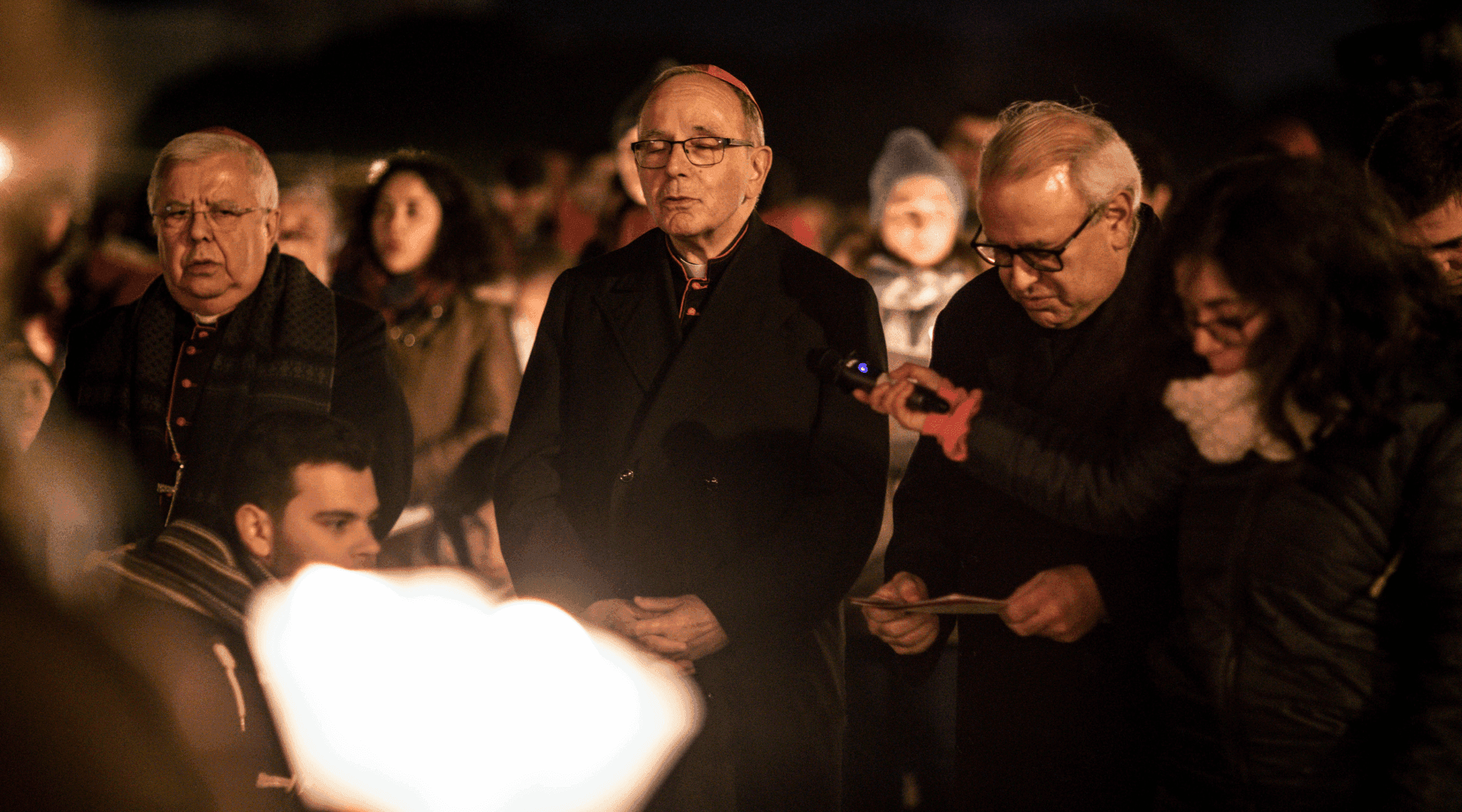 D. Joaquim Mendes, D. Manuel Clemente e Pe. Alberto no decorrer da Via-Sacra, num momento de refexão, iluminados pelas luzes das velas