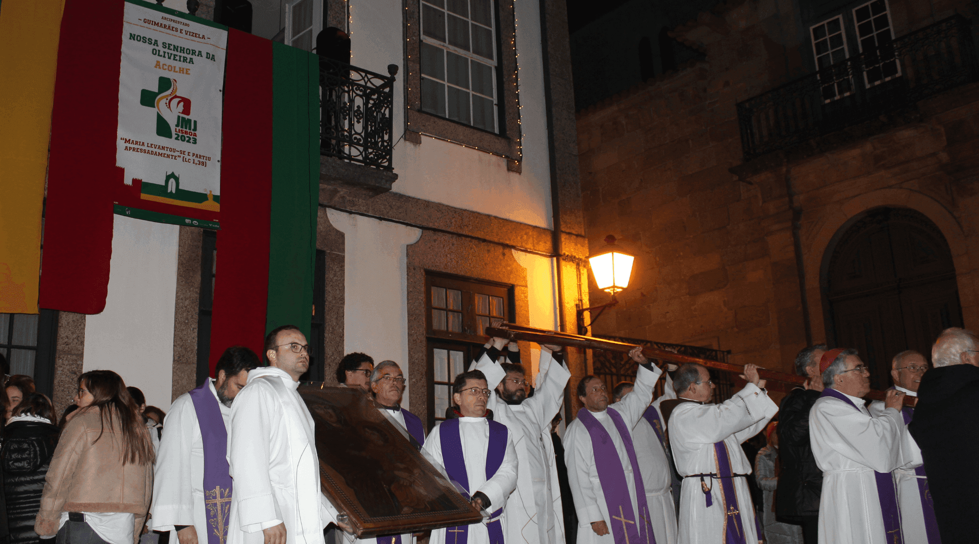 Padres e Bispos carregam a Cruz da JMJ 