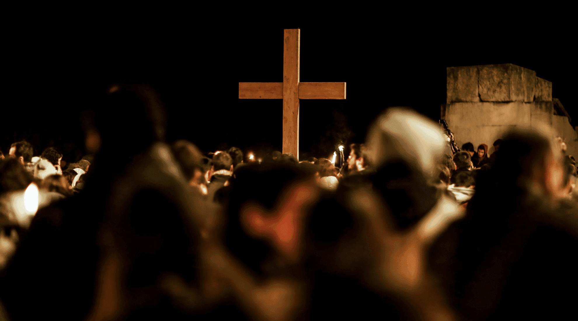 Réplica da Cruz da JMJ aparece no meio da multidão 