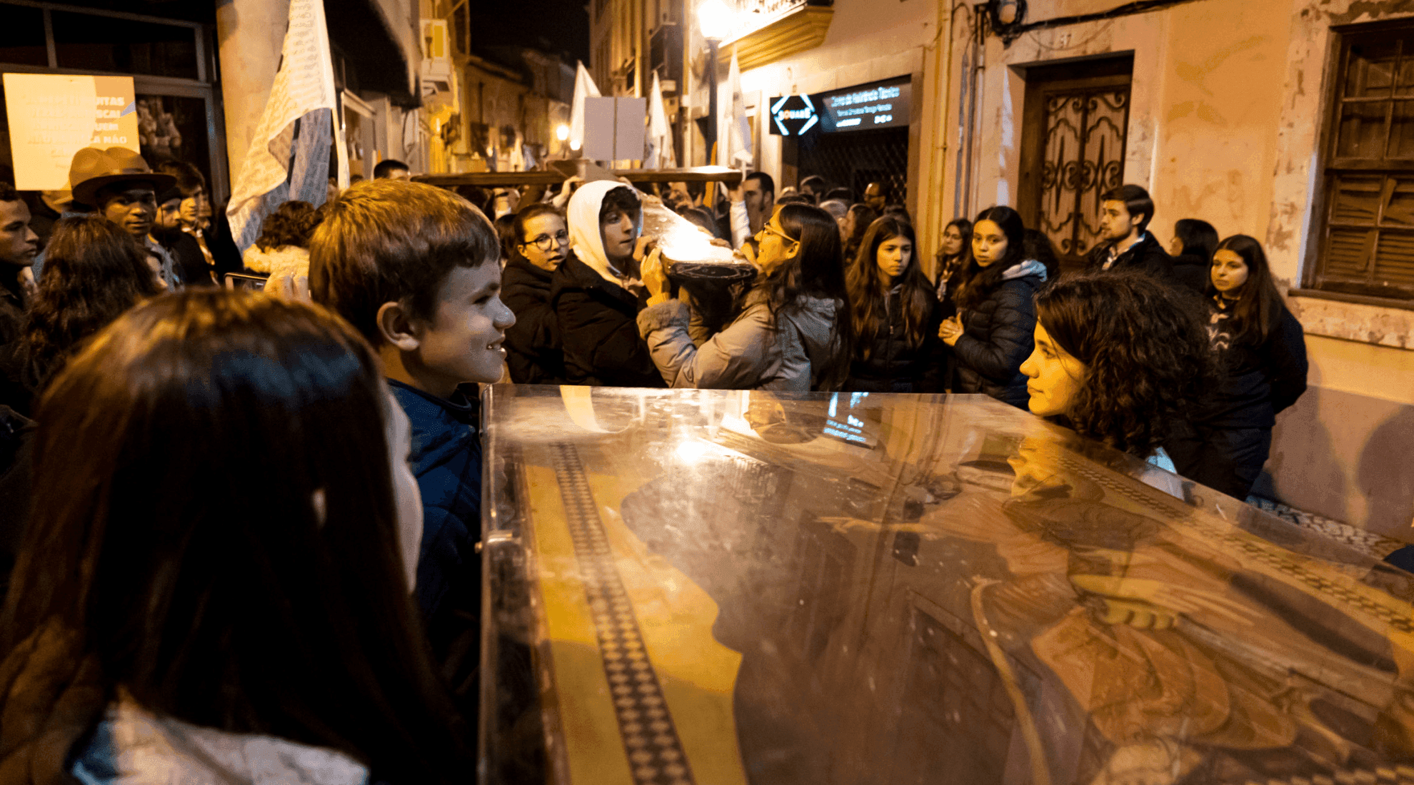 Jovens carregam os Símbolos pelas ruas de Aveiro, à noite