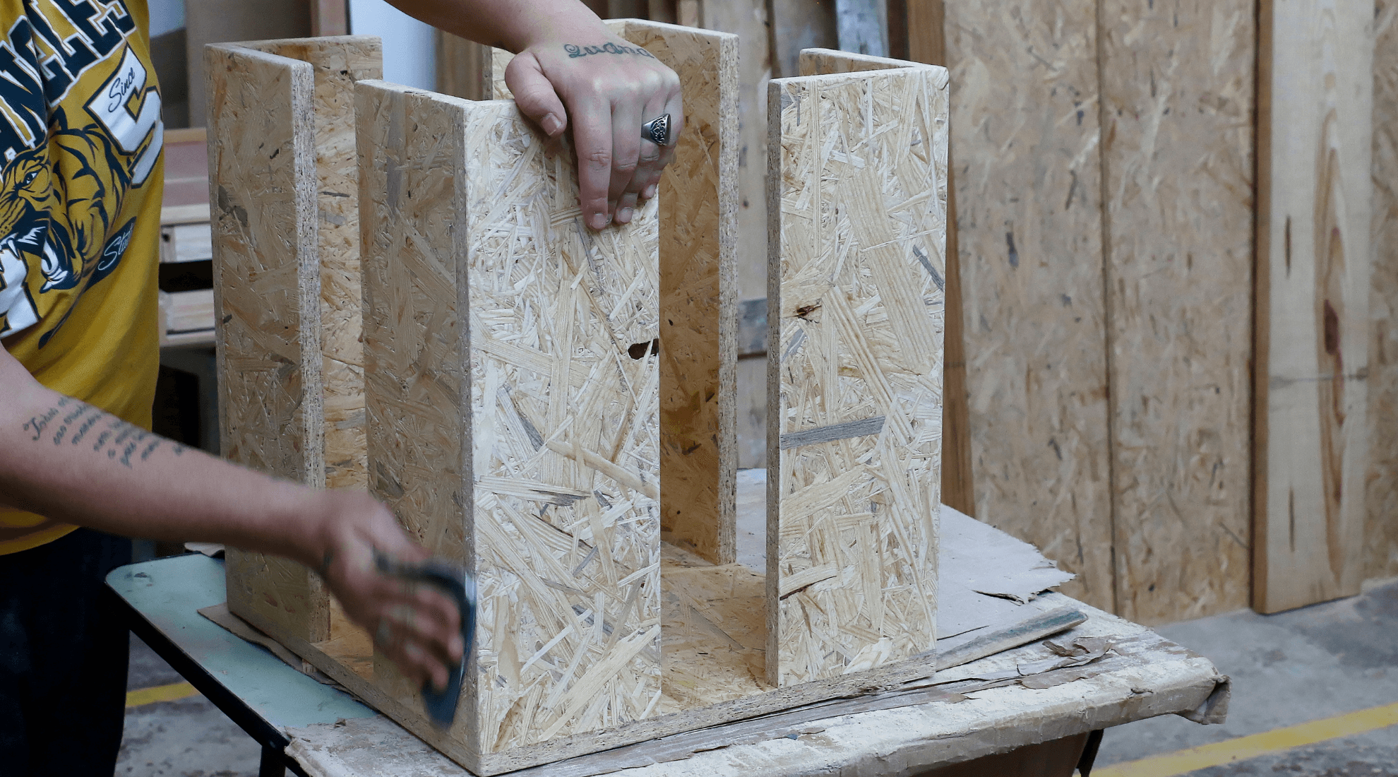 Between sandpaper and varnish, construction in the final straight