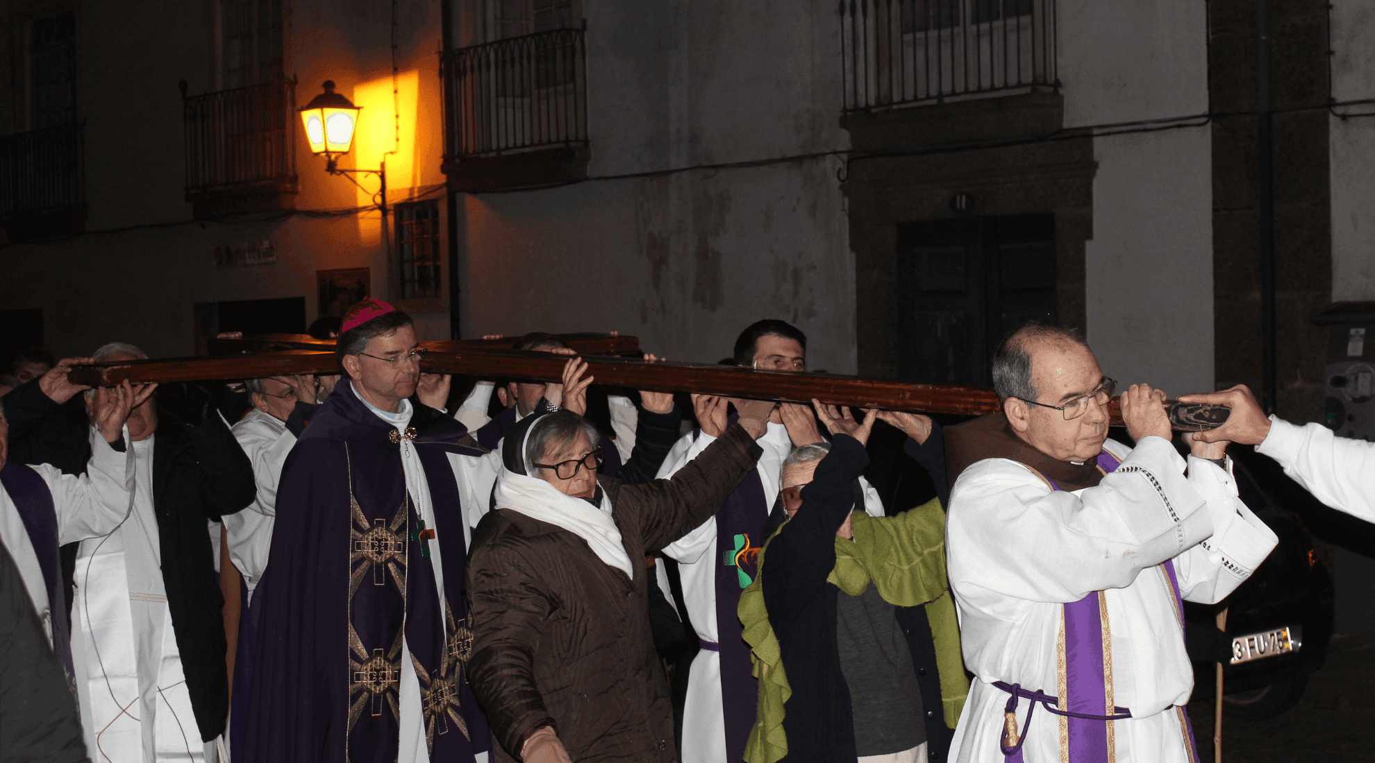 Religiosas, Padres e D. Américo Aguiar carregam Cruz da JMJ pelas ruas de Guimarães, à noite