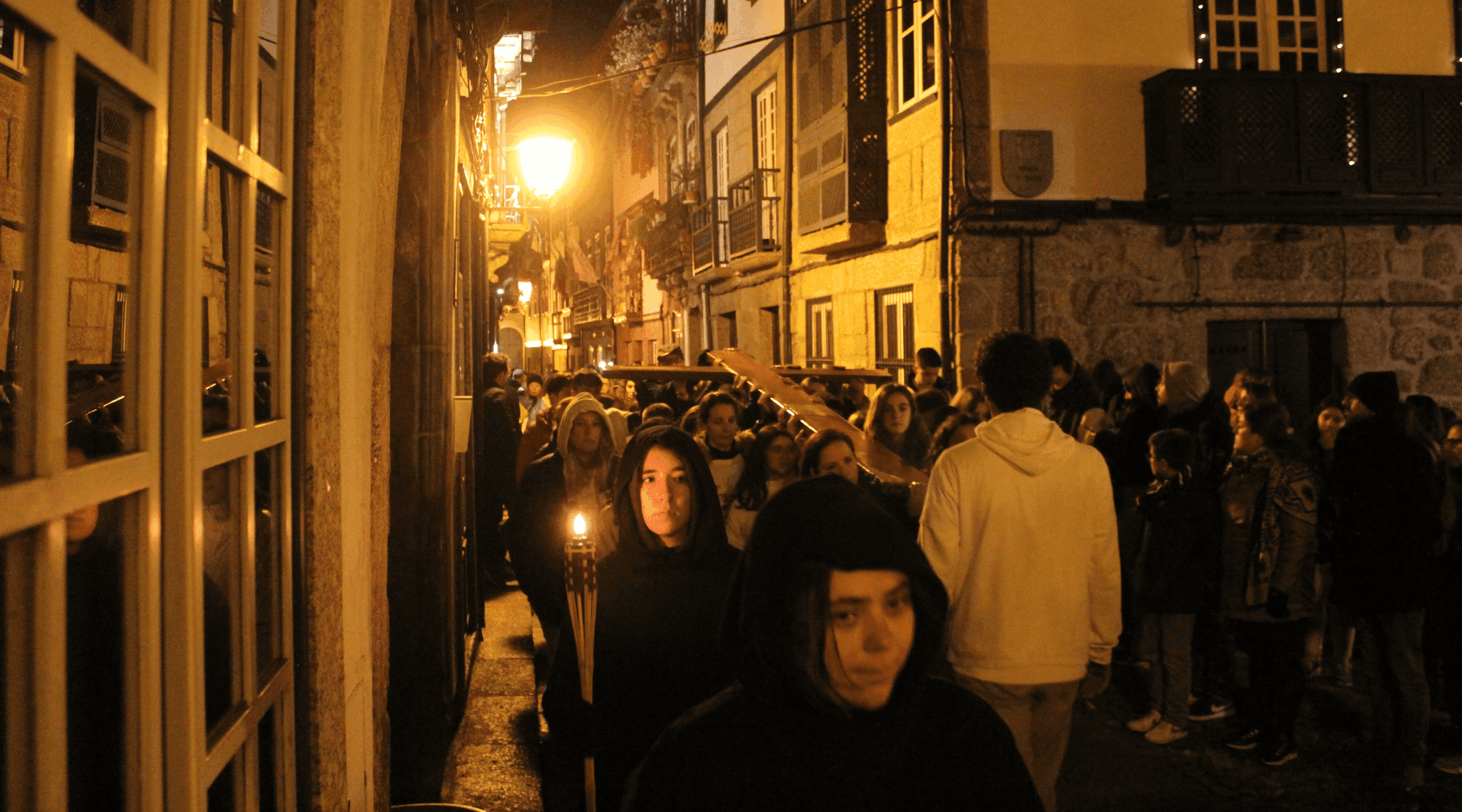 Via Sacra nas ruas de Guimarães. Jovens carregam a Cruz da JMJ com a comunidade ao seu redor