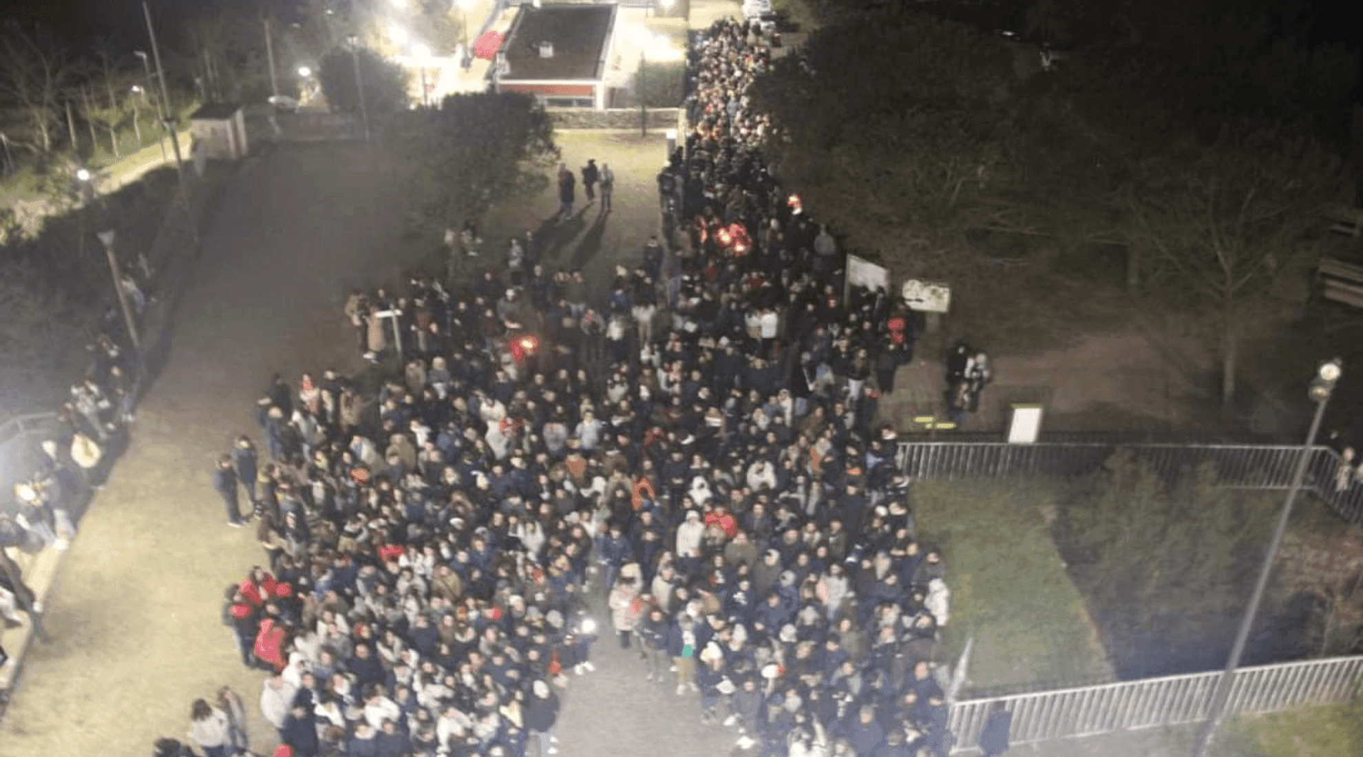 Aglomerado de 500 pessoas viradas para a Cruz