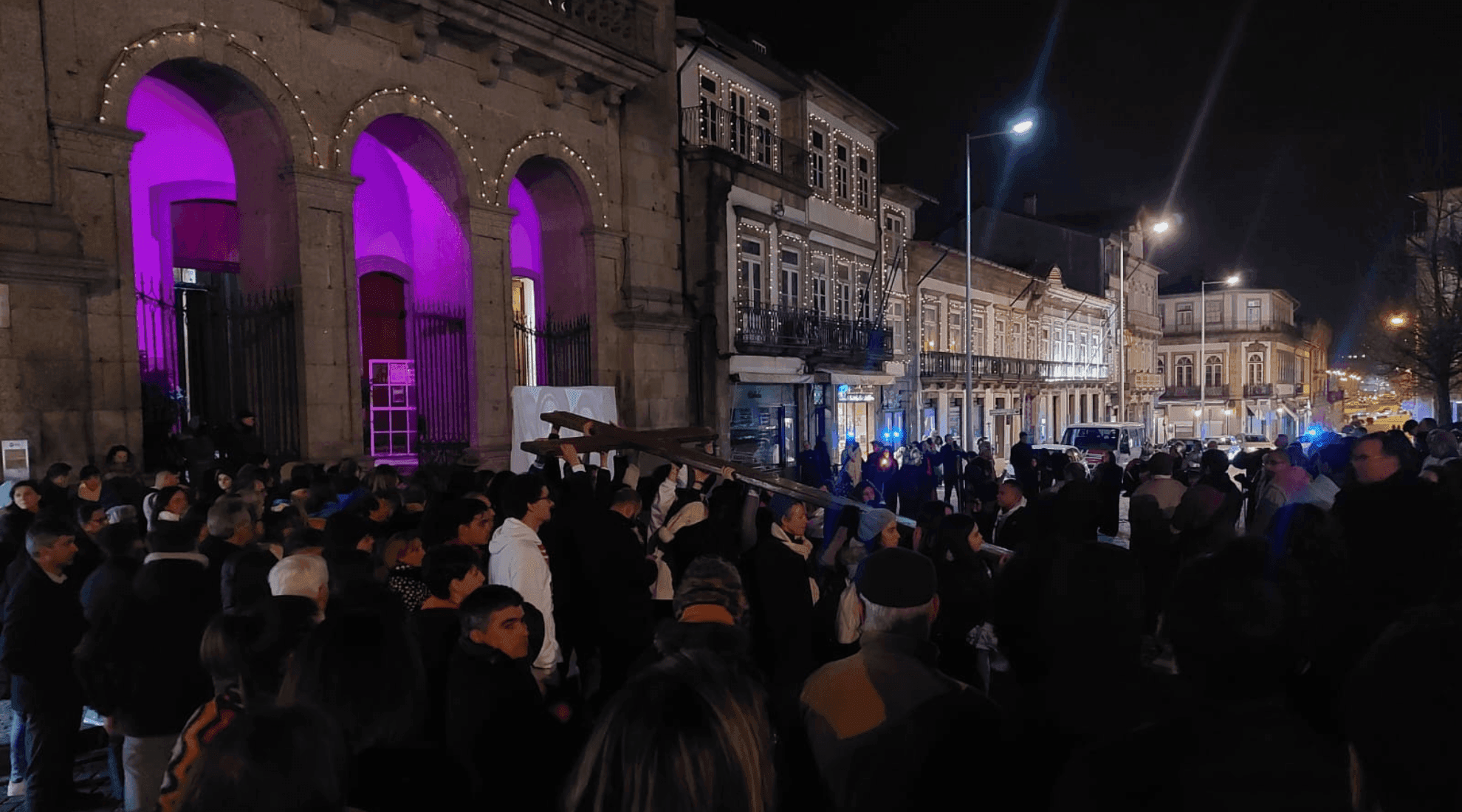 Via Sacra nas ruas de Guimarães. Jovens carregam a Cruz da JMJ com a comunidade ao seu redor