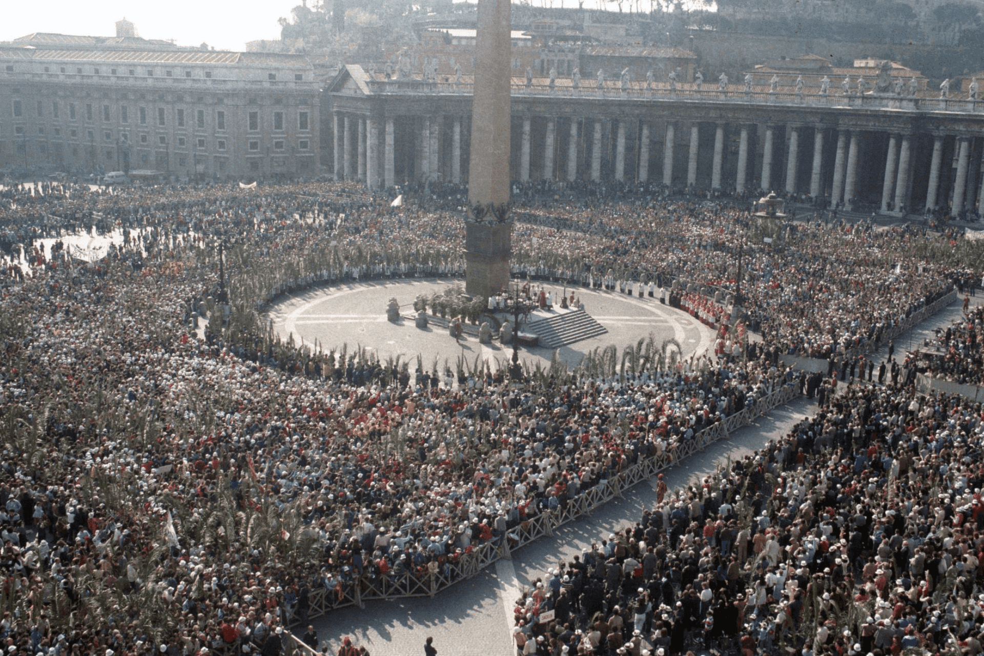 Multidão na Praça de São Pedro, na primeira JMJ Roma 1986.