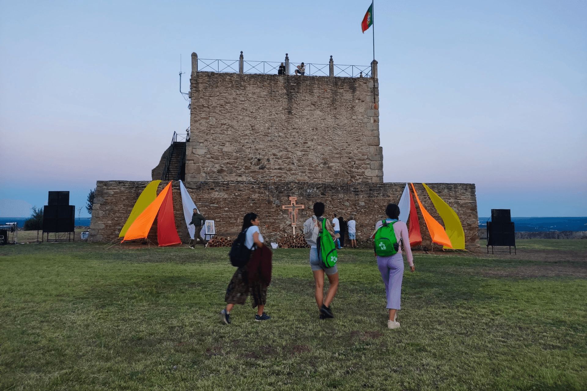 Imagen destacada del artículo: Cantos de Taizé inspiran noche de oración en el Castillo de Abrantes