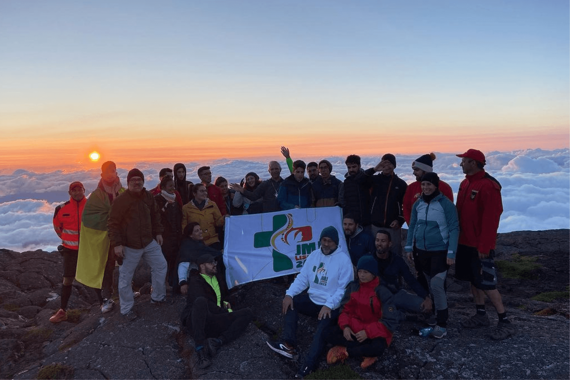 Imagem destacada do artigo: Jovens da Diocese de Angra no ponto mais alto de Portugal