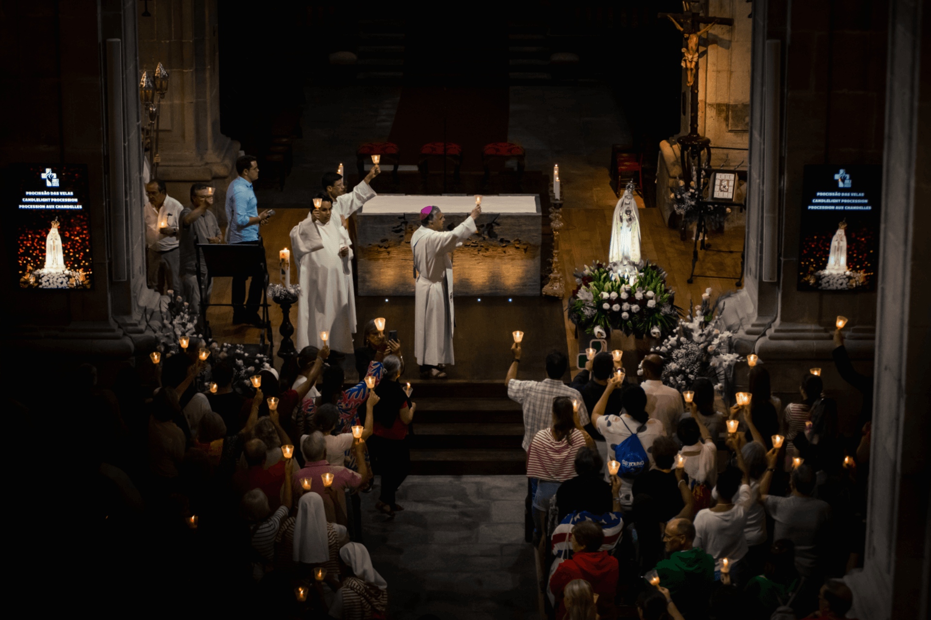 Imagem destacada do artigo: Procissão de velas em Lamego ilumina as ruas da cidade 