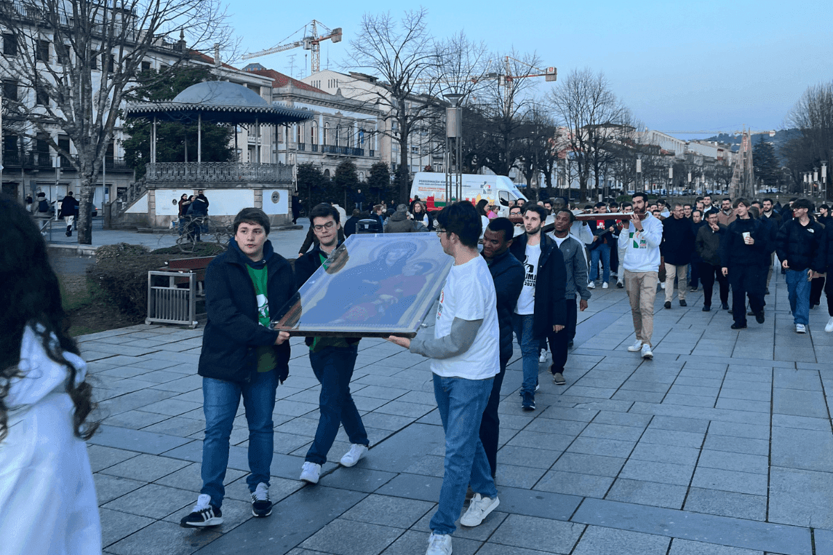 Jovens caminham com os Símbolos da JMJ pelas ruas de Braga