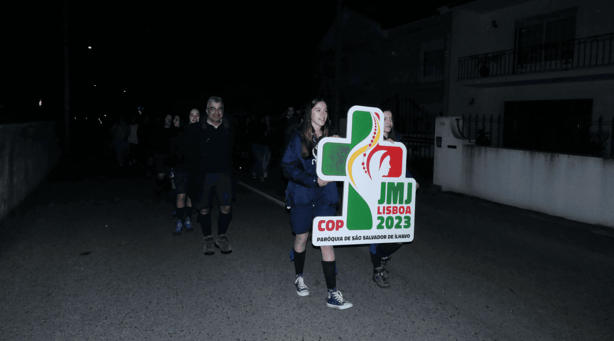 Jovens escuteiros em Via-Sacra com a Cruz do Logótipo da JMJ Lisboa 2023
