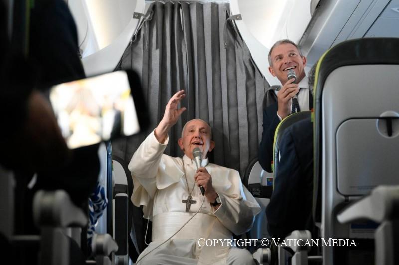 Featured image from the article: Words from the Pope on the return flight