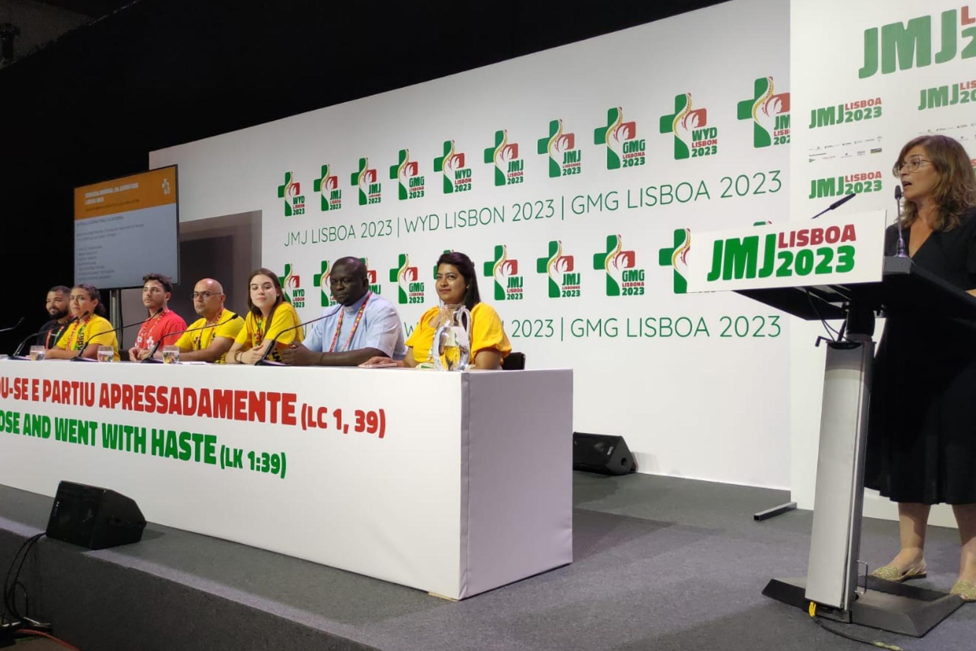 Imagem destacada do artigo: Voluntários nacionais e internacionais testemunham no Media Center