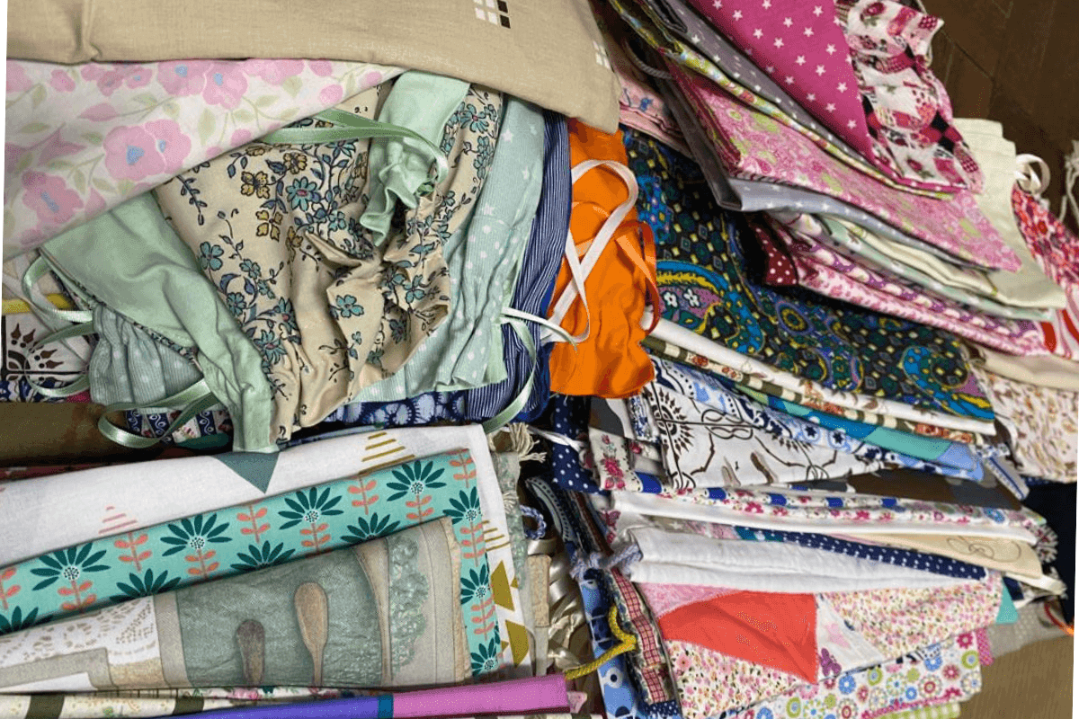 Monte de sacos de pano de várias cores e padrões, elaborados pela comunidade da Marinha Grande